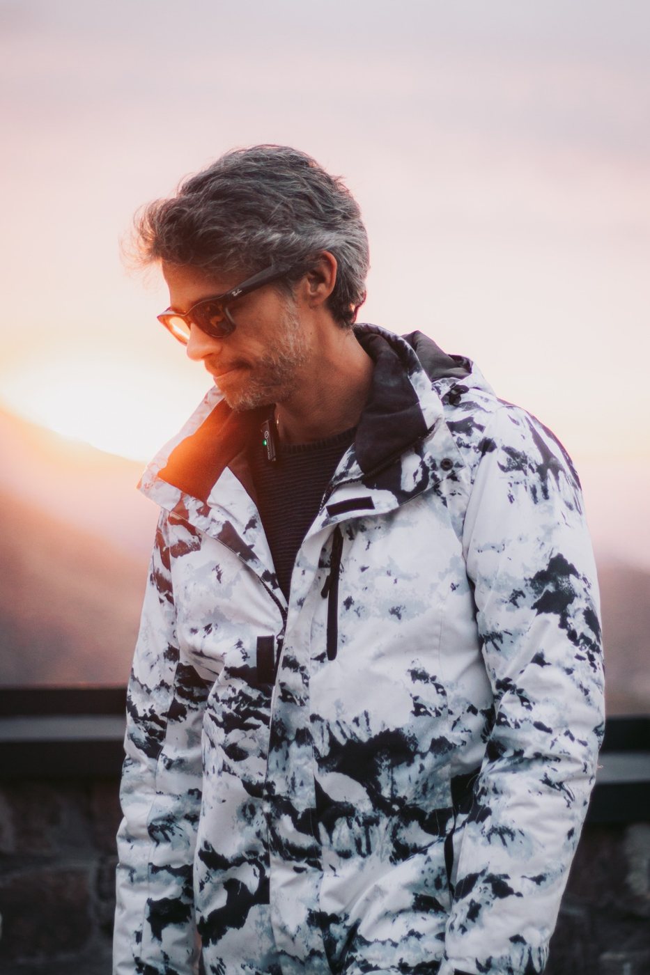 Marcos Strider de jaqueta branca, ao pôr do sol