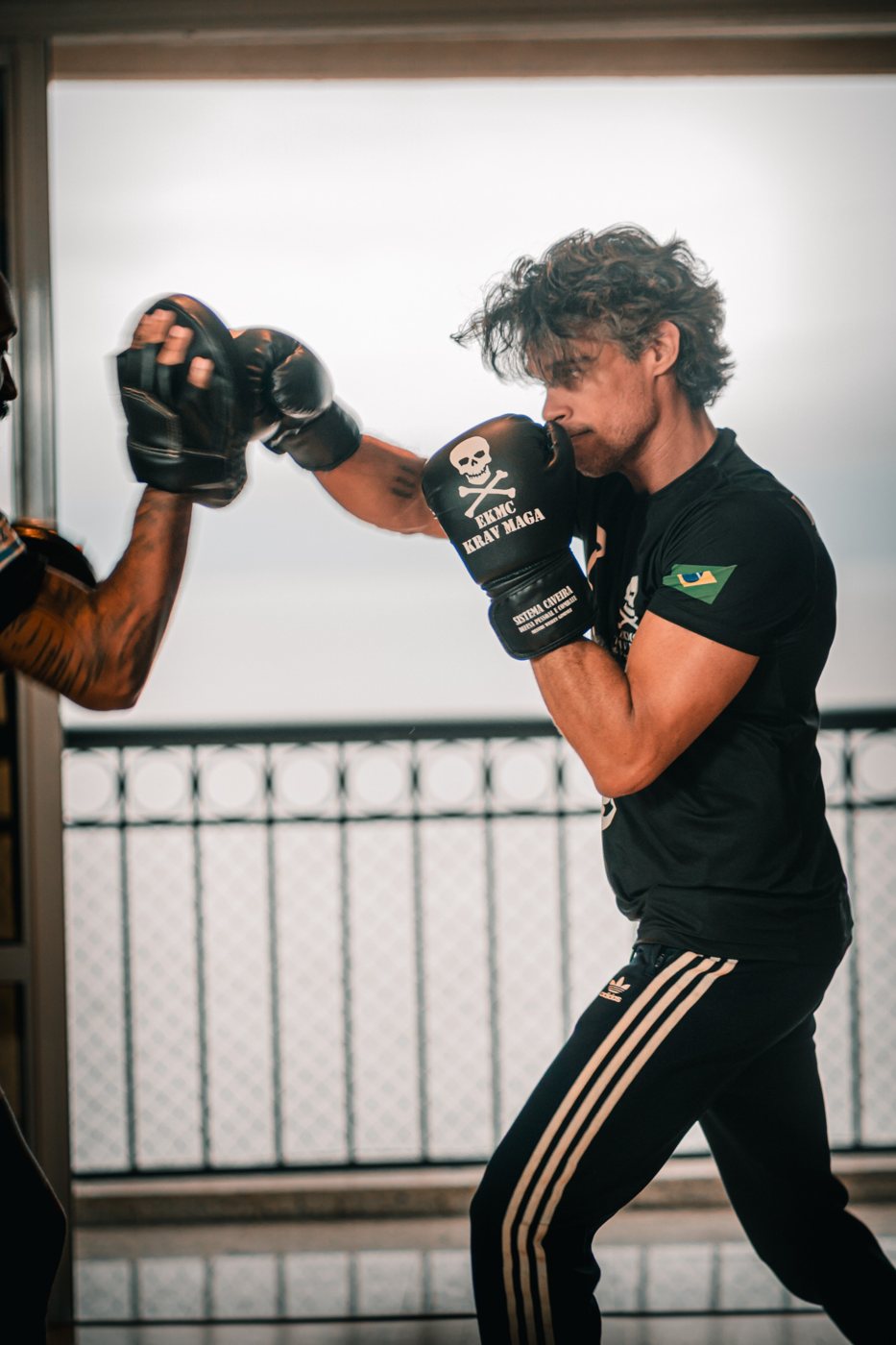Marcos Strider treinando com luvas de boxe